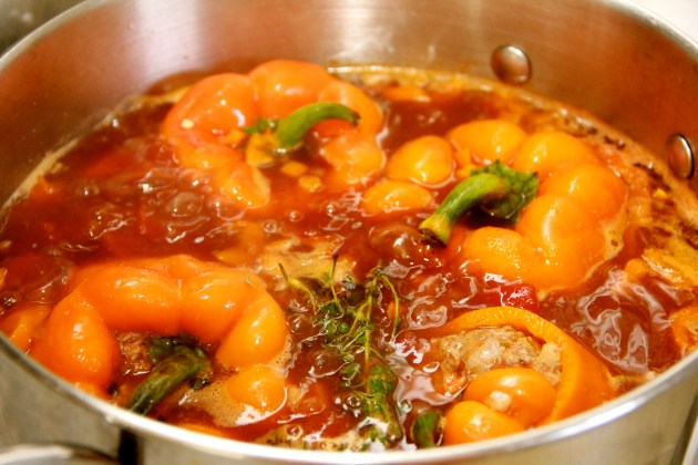 Simmering stuffed sweet peppers