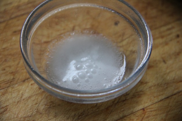 Making Russian Napoleon: mixing baking soda and winegar